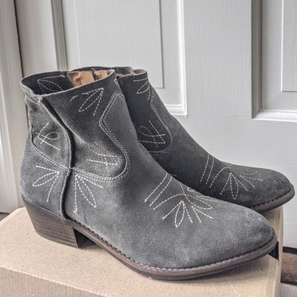 Lucky Brand Shoes - Lucky Brand western ankle booties